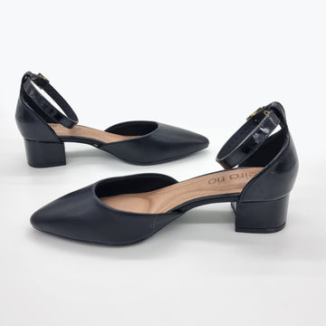 Beira Rio 4182-204 Pointy Toe Ankle Strap Pump in Black